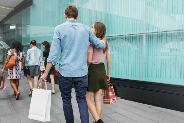 Emberek séta a bevásárló szatyrok — Stock Fotó