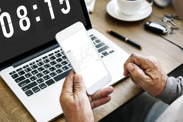 Uomo anziano mani che tengono mobile — Foto Stock