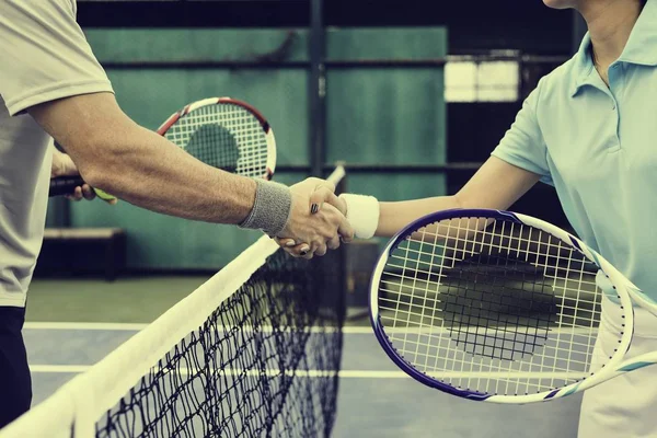 Άνθρωποι που παίζουν στο γήπεδο τένις — Φωτογραφία Αρχείου