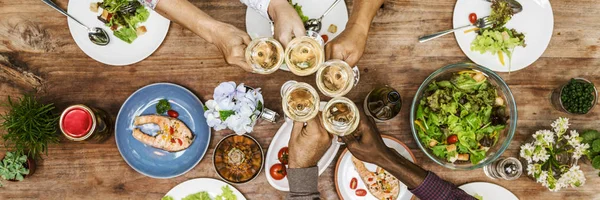 Amigos jantam juntos — Fotografia de Stock