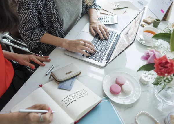 Mujeres trabajando juntas —  Fotos de Stock