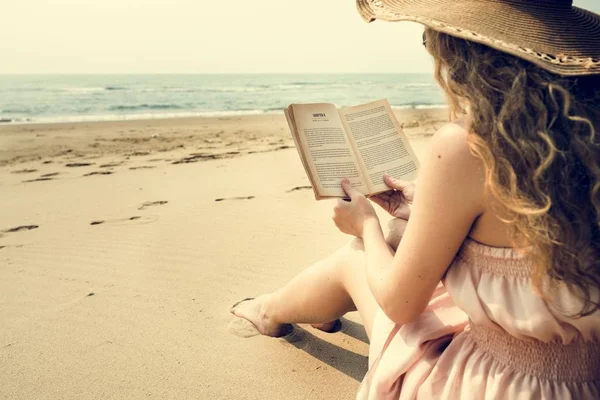 Libro de lectura mujer —  Fotos de Stock