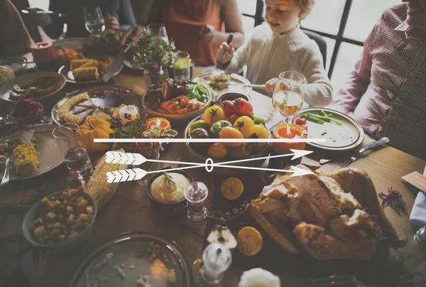 Personas comiendo en la mesa servida — Foto de Stock