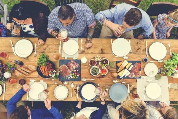 Bir grup insan yemek — Stok fotoğraf