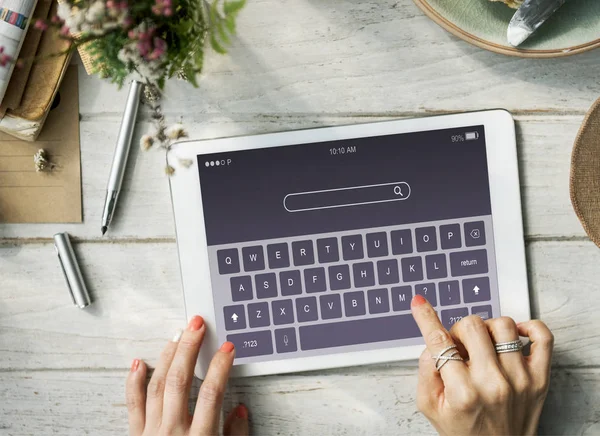 Frau benutzt Tablet-Computer — Stockfoto