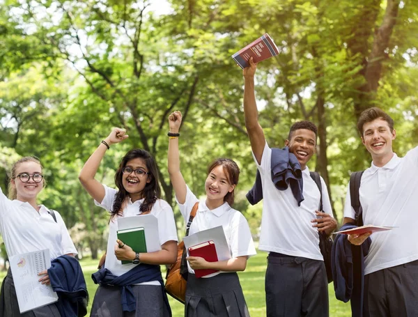 Diversos Estudantes em uniforme escolar — Fotografia de Stock