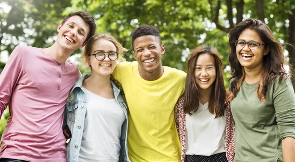 不同学生在户外 — 图库照片