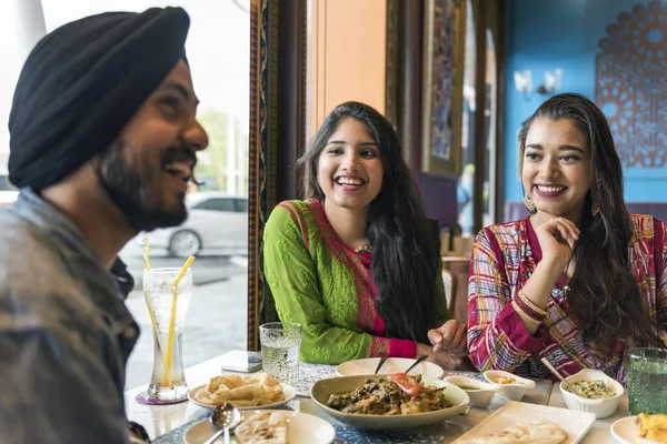 Όμορφη ινδική φίλους στο εστιατόριο — Φωτογραφία Αρχείου