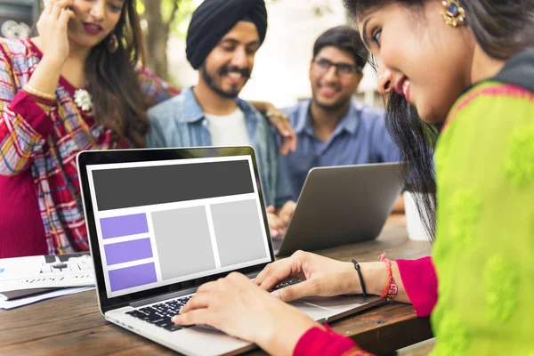 Étudiants indiens étudiant en plein air — Photo