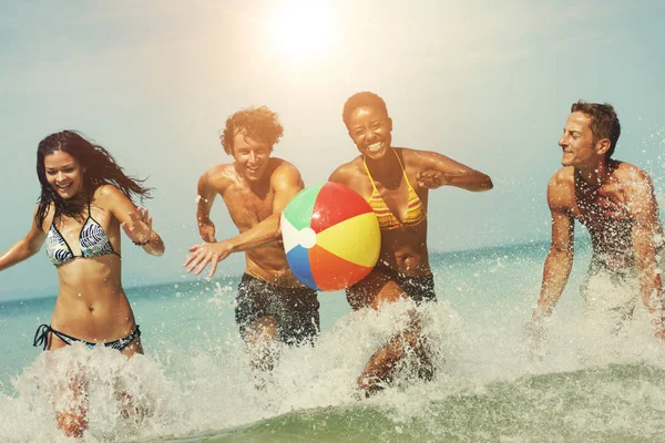 Gente divirtiéndose en la playa — Foto de Stock