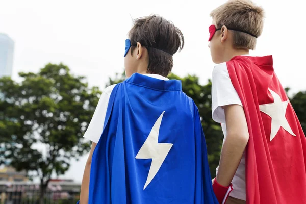 Kis fiúk, jelmezek szuperhősök — Stock Fotó