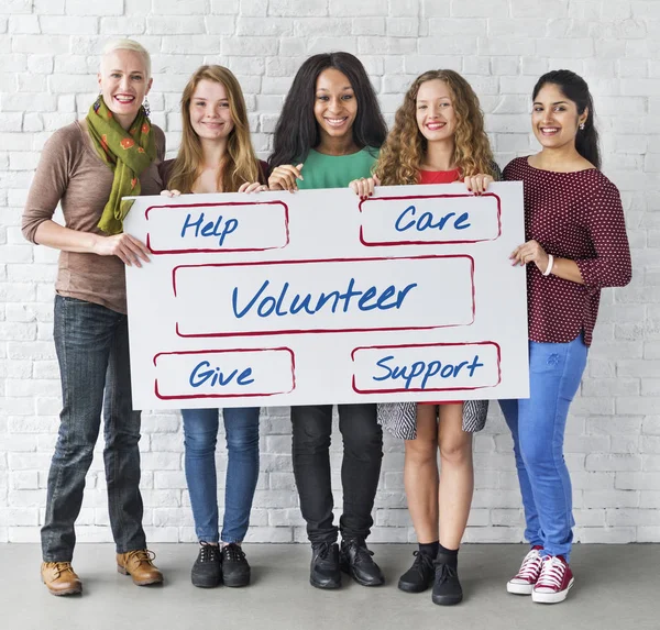 Diversidad mujeres sostiene pancarta — Foto de Stock