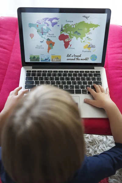 Kid using laptop — Stock Photo, Image