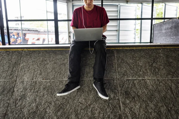 Kille som använder bärbar dator — Stockfoto