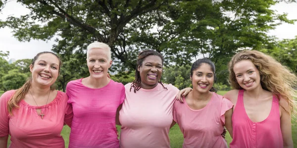 Las mujeres apoyan el cáncer de mama —  Fotos de Stock