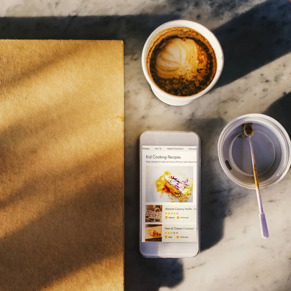 Kaffee am Morgen und Handy — Stockfoto