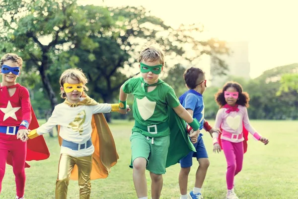 Superhelden vrolijke kinderen veel plezier — Stockfoto