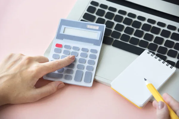 Persoon die werken met computer — Stockfoto