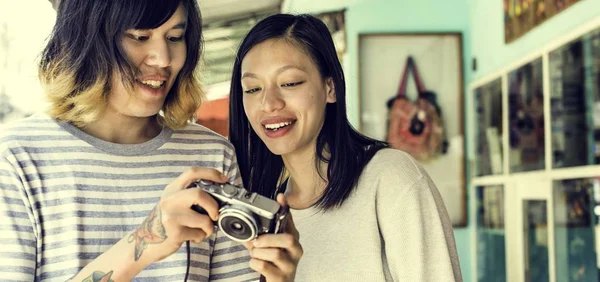 Lächelnde junge Leute mit Kamera — Stockfoto