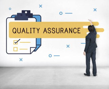 İşadamı duvarda yazılı takım elbiseli