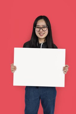 kadın stüdyoda poz