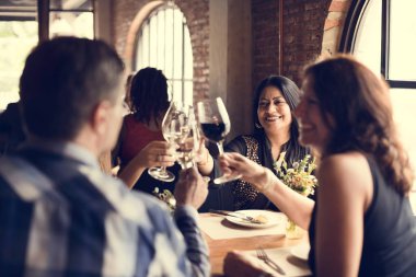 neşeli insanlar şarap içme