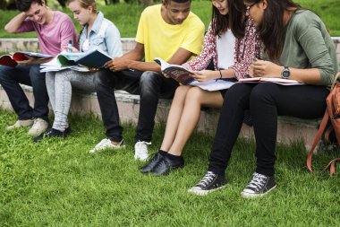 Farklı öğrencilerin öğrenim açık havada