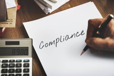 beyaz kağıt üzerine yazma kişi