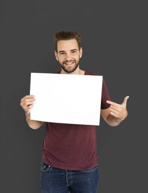 Kağıt boş ve gülümseyen gösteren adam