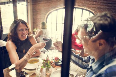 Romantik randevusu olan çift. 