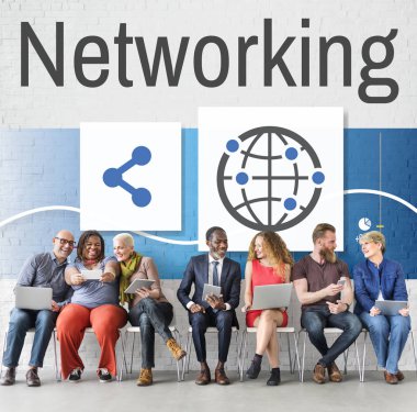 kişi iskemlede oturuyor