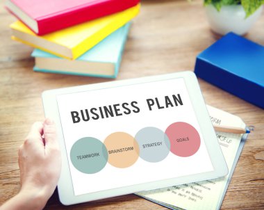 Dijital tablet tutan kadın