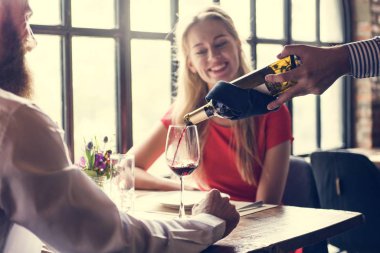 Romantik randevusu olan çift. 