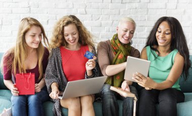 kadın arkadaşlar koltukta oturur 