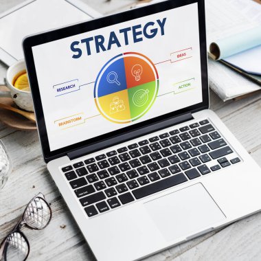 ekranda metin olan dizüstü bilgisayar