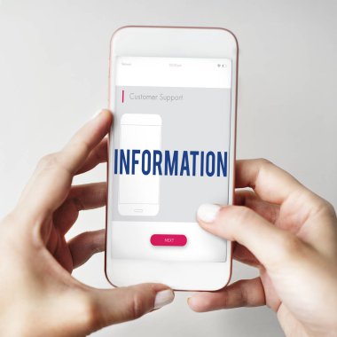 Akıllı telefon kullanan adam 