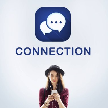 Akıllı telefon kullanan genç bir kadın.