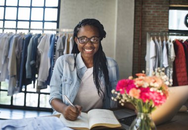 moda deposunda çalışan kadın