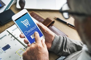 Cep telefonu kullanan kıdemli adam