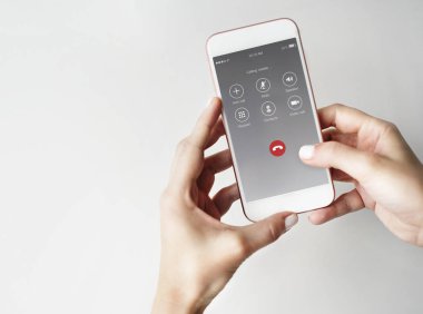 Cep telefonu ellerinde.