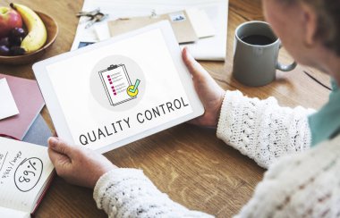 dijital tablet kullanan kadın