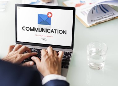 Bilgisayarla çalışan bir iş adamı