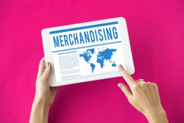 dijital tablet kullanan kadın