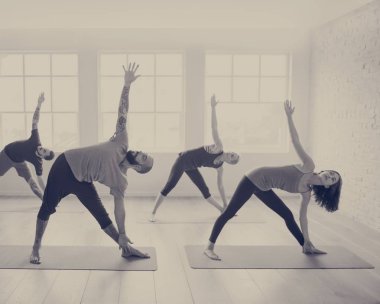 Yoga pratik egzersiz yaparak arkadaşlar 