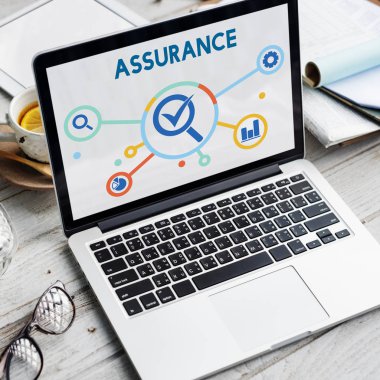 ekranda metin olan dizüstü bilgisayar