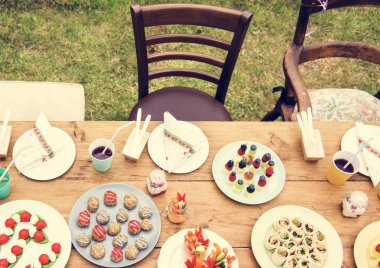 tablo üzerinde çeşitli yemekler