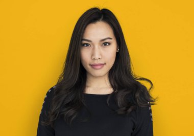 kadın stüdyoda poz 