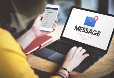 Dizüstü bilgisayar kullanan genç kadın