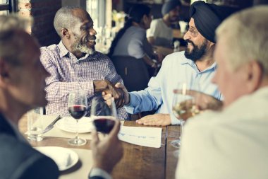 İş sallayarak elleriyle restoranda