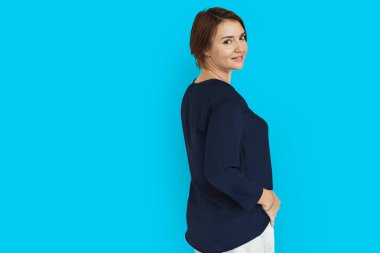 kadın stüdyoda poz 